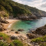 explorez la plage de sisurko, une crique préservée nichée au cœur du pays basque, idéale pour les amoureux de nature et de tranquillité.