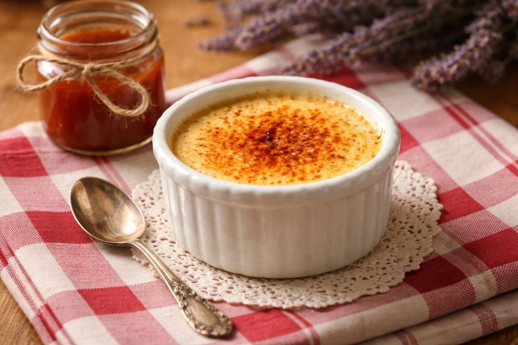 découvrez la recette traditionnelle de l'œuf au lait façon grand-mère, un dessert onctueux, simple à réaliser et délicieux pour toute la famille.